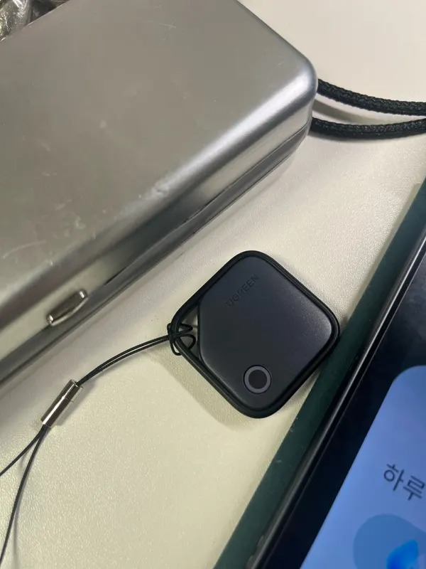 GPS-трекер для отслеживания. Трекер можно повесить на ключи, рюкзак или кинуть в сумку. GPS-трекер для отслеживания. Трекер можно повесить на ключи, рюкзак или кинуть в сумку. Фото.