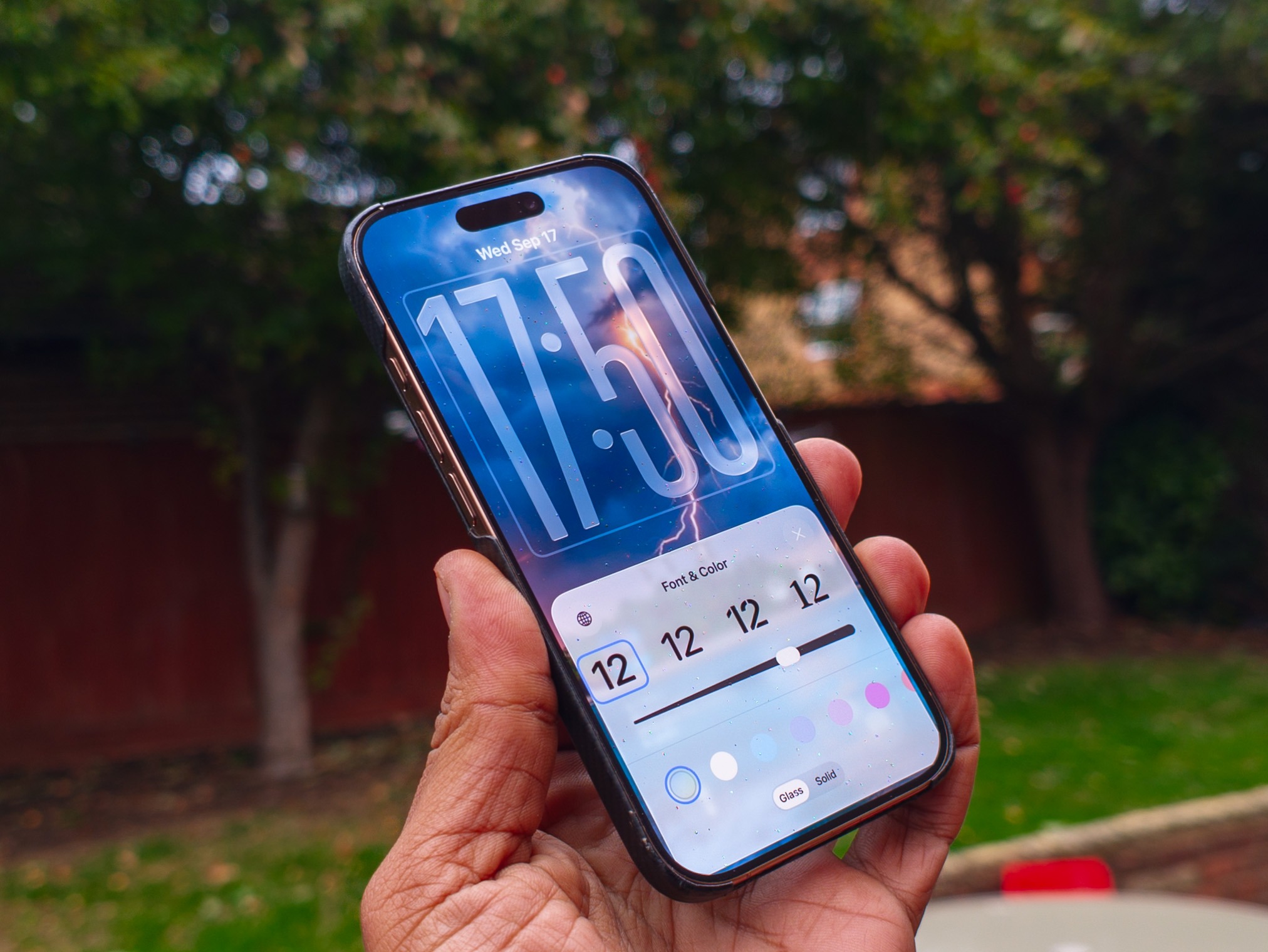 Как сделать большие часы на экране блокировки iPhone с iOS 26. Включаем большие часы на экране блокировки iPhone. Изображение: digitaltrends.com. Фото.