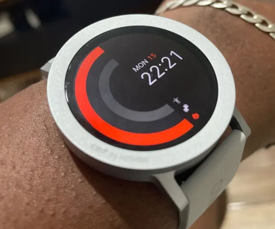 Недорогие смарт-часы для спорта. Часы CMF подойдут для любых целей — как для повседневной носки, так и для спорта. Фото.