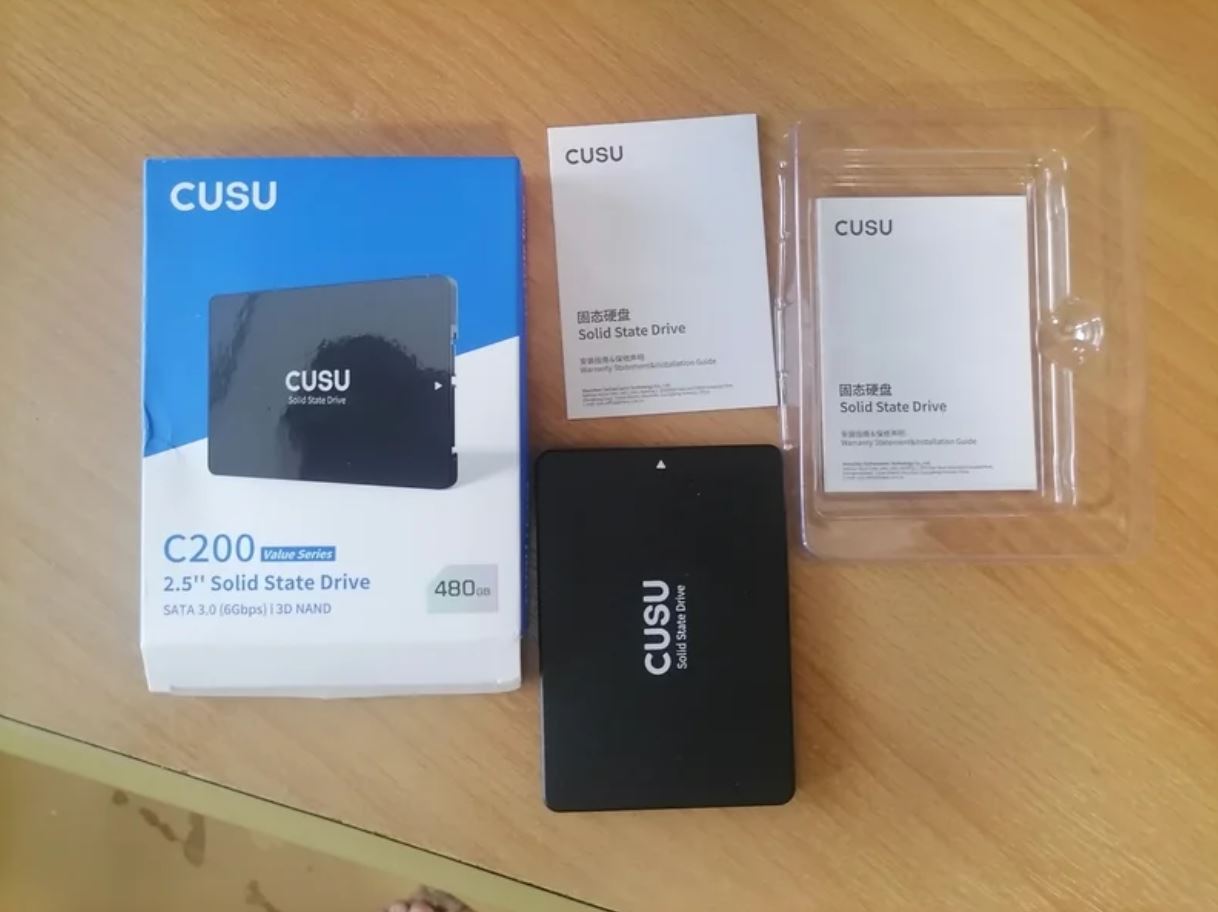Жесткий диск SSD для ноутбука. Запасной SSD явно не будет лишним и всегда сможет выручить. Фото.