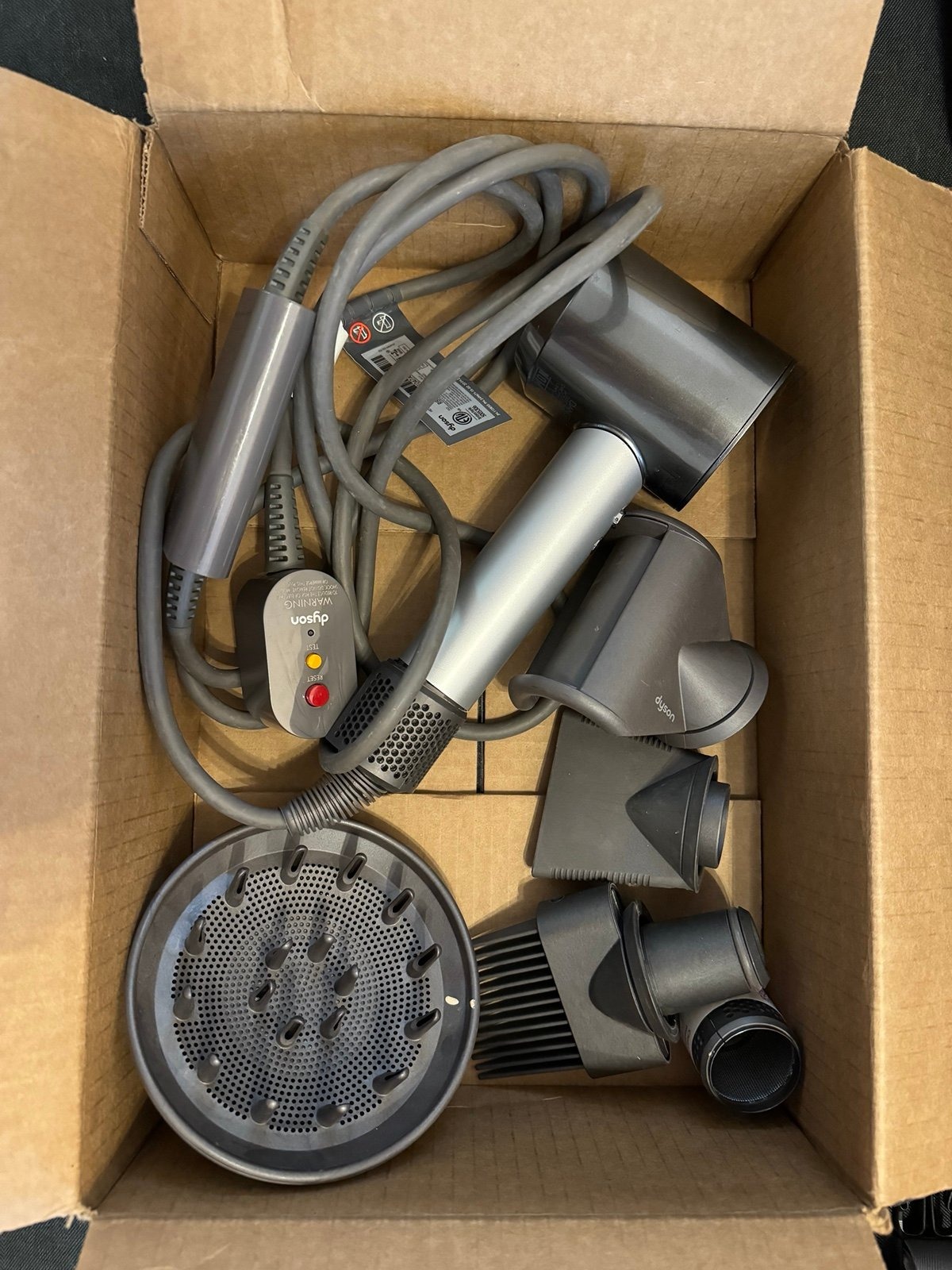 Что в комплекте у Дайсона. В коробке с репликой все насадки могут быть просто свалены в кучу. Изображение: lovefiervs.click. Что в комплекте у Дайсона. В коробке с репликой все насадки могут быть просто свалены в кучу. Изображение: lovefiervs.click. Фото.