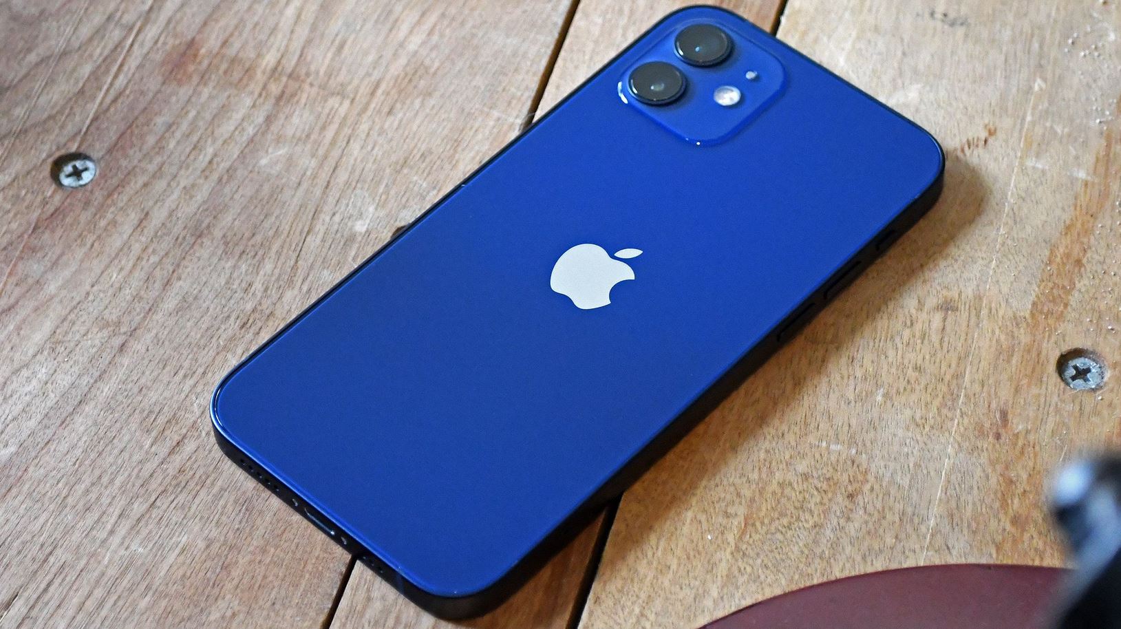 Какой дешевый Айфон купить в России. iPhone 12 тоже есть в продаже, но покупать его рискованно. Фото: tomsguide.com. Фото.