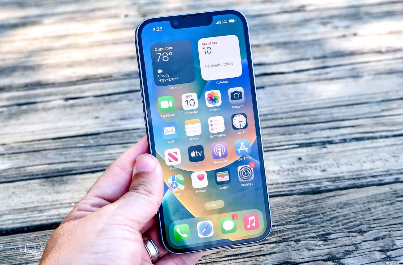 iPhone 14 — какой айфон не стоит покупать. Попробуйте внешне отличить его от iPhone 13. Изображение: tomsguide.com. iPhone 14 — какой айфон не стоит покупать. Попробуйте внешне отличить его от iPhone 13. Изображение: tomsguide.com. Фото.