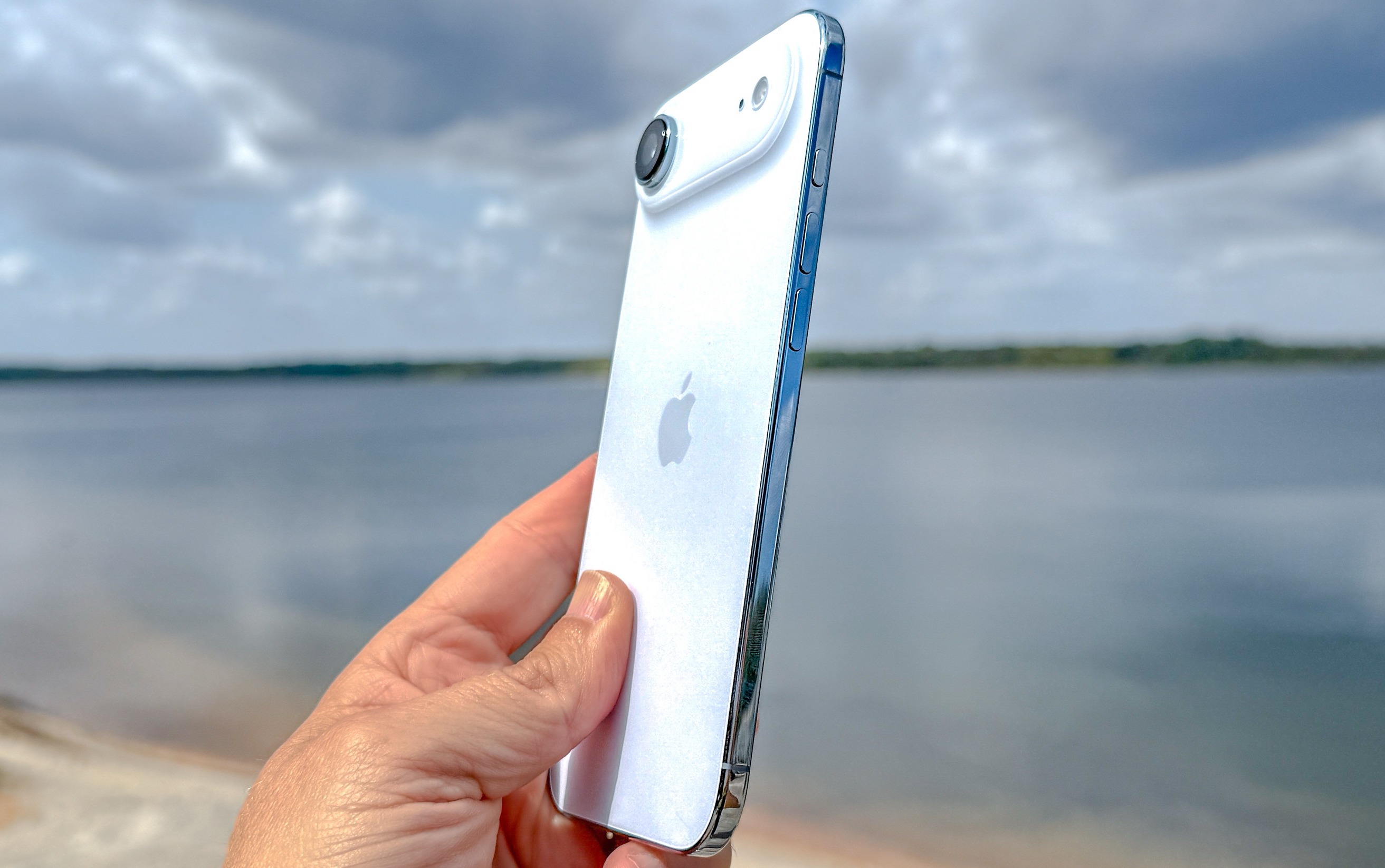 iPhone Air — самый тонкий айфон. Красивый, но точно не стоящий своих денег. Изображение: tomsguide.com. iPhone Air — самый тонкий айфон. Красивый, но точно не стоящий своих денег. Изображение: tomsguide.com. Фото.