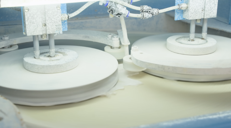 Как отполировать стекло на айфоне. Так выглядит станок для полировки айфонов. Изображение: YouTube. Как отполировать стекло на айфоне. Так выглядит станок для полировки айфонов. Изображение: YouTube. Фото.