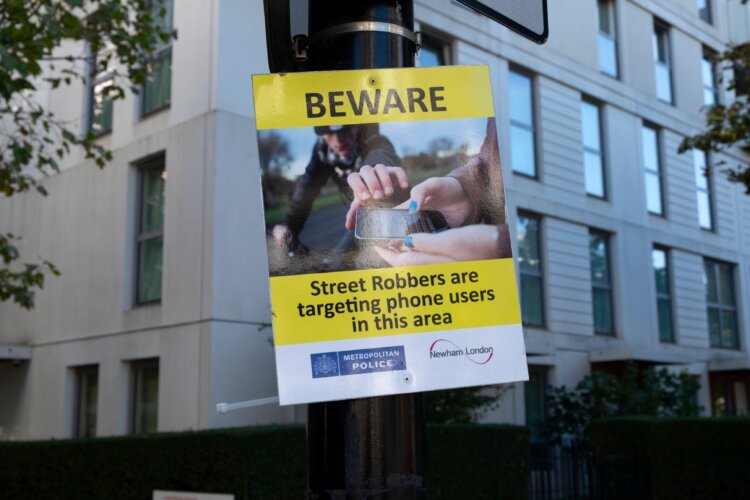 Докатились: воры возвращают Samsung владельцам. Как iPhone изменил кражи смартфонов. Проблема воровства смартфонов в Лондоне на первом месте — по городу даже расклеивают предупреждения от полиции. Изображение: londoncentric.media. Фото.