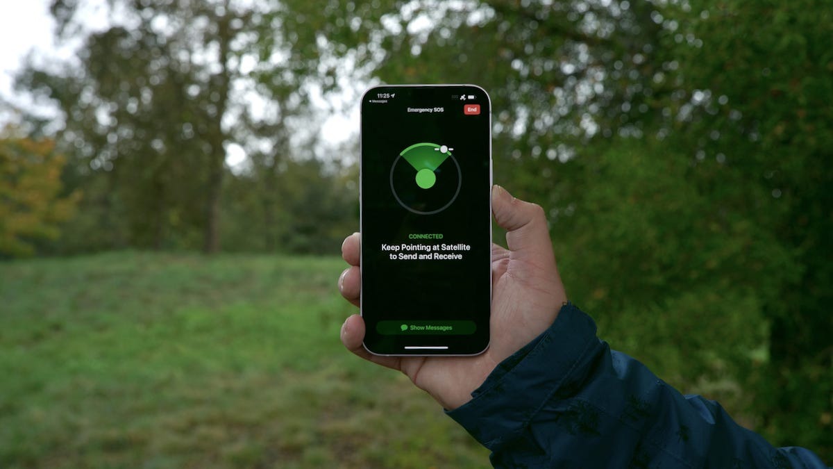 Apple делает из iPhone спутниковый телефон: 5 функций, которые будут работать без сотовой сети и Wi-Fi. Спутниковых функций в iPhone станет гораздо больше. Изображение: cnet.com. Фото.