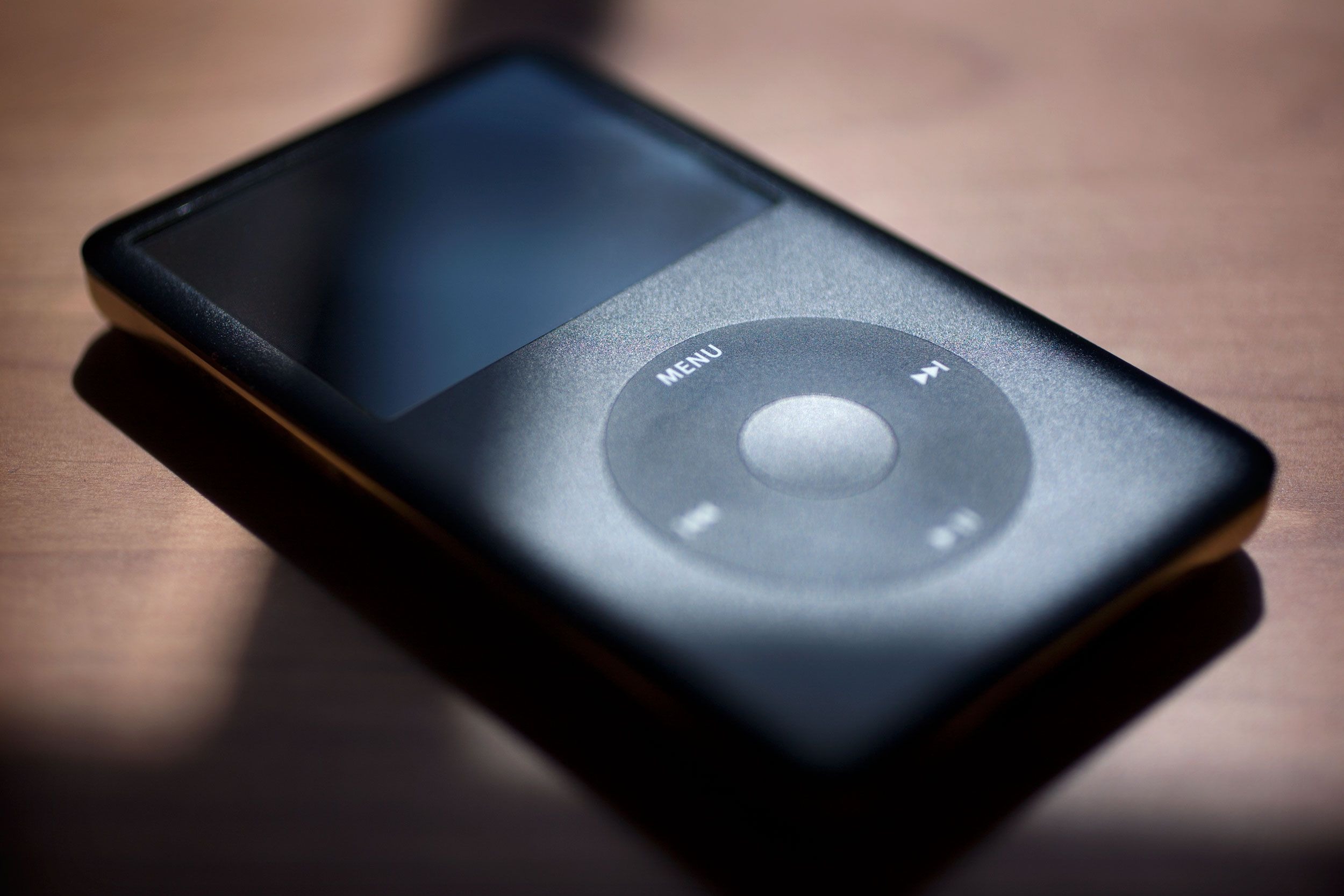 Почему я перестал слушать музыку онлайн на айфоне и купил MP3-плеер. iPod Classic — нестареющая классика. Изображение: wired.com. Фото.