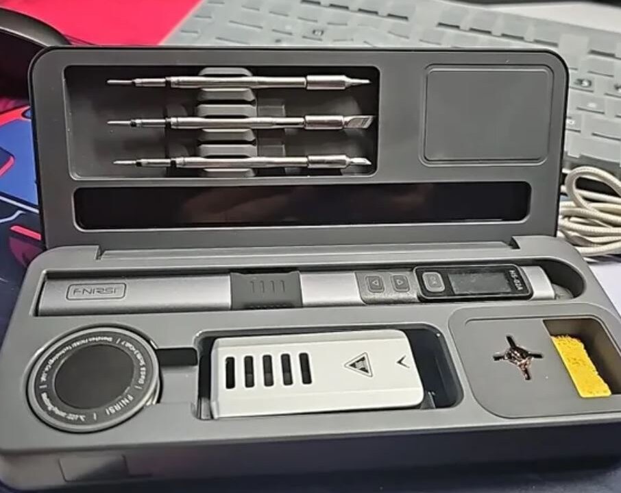 Электронный паяльник с экраном. Крутой паяльник поставляется с комплектом аксессуаров, если выбрать нужную модификацию. Электронный паяльник с экраном. Крутой паяльник поставляется с комплектом аксессуаров, если выбрать нужную модификацию. Фото.