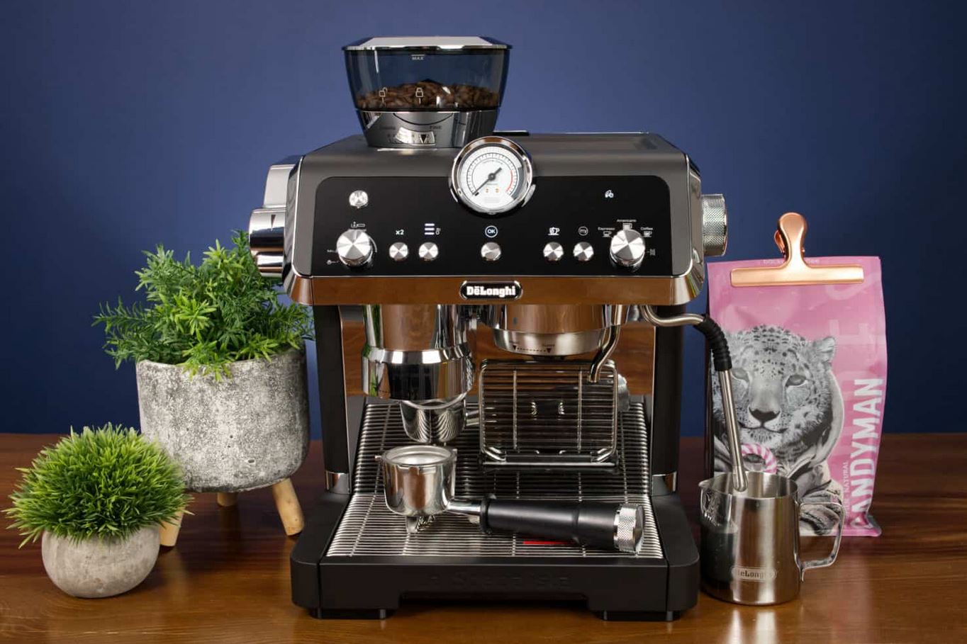 Какую кофемашину DeLonghi выбрать. Кофемашина от DeLonghi подкупает удобным управлением и кофе высокого качества. Фото: Coffeeness.de. Фото.