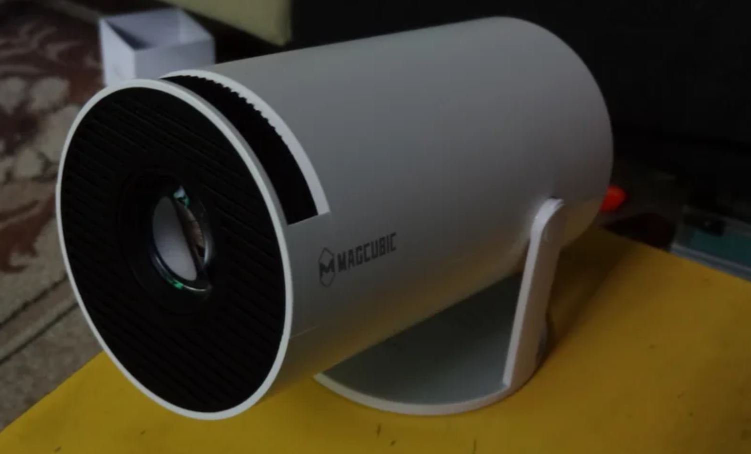 Проектор для дома с Android TV. Проектор и дешевле, и компактнее нового смарт-телевизора. Фото.