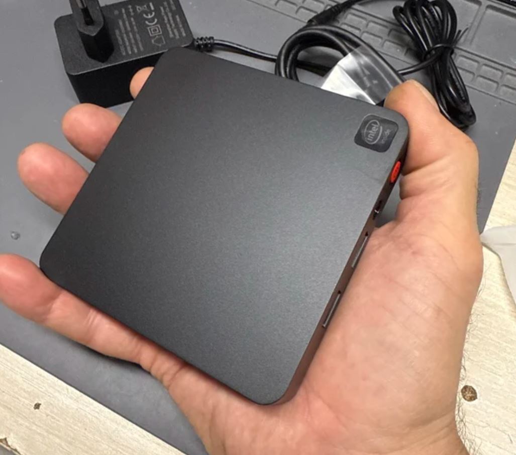 Настольный Мини-ПК. Мини-ПК не подойдет для игр, но сгодится для рабочих задач. Настольный Мини-ПК. Мини-ПК не подойдет для игр, но сгодится для рабочих задач. Фото.