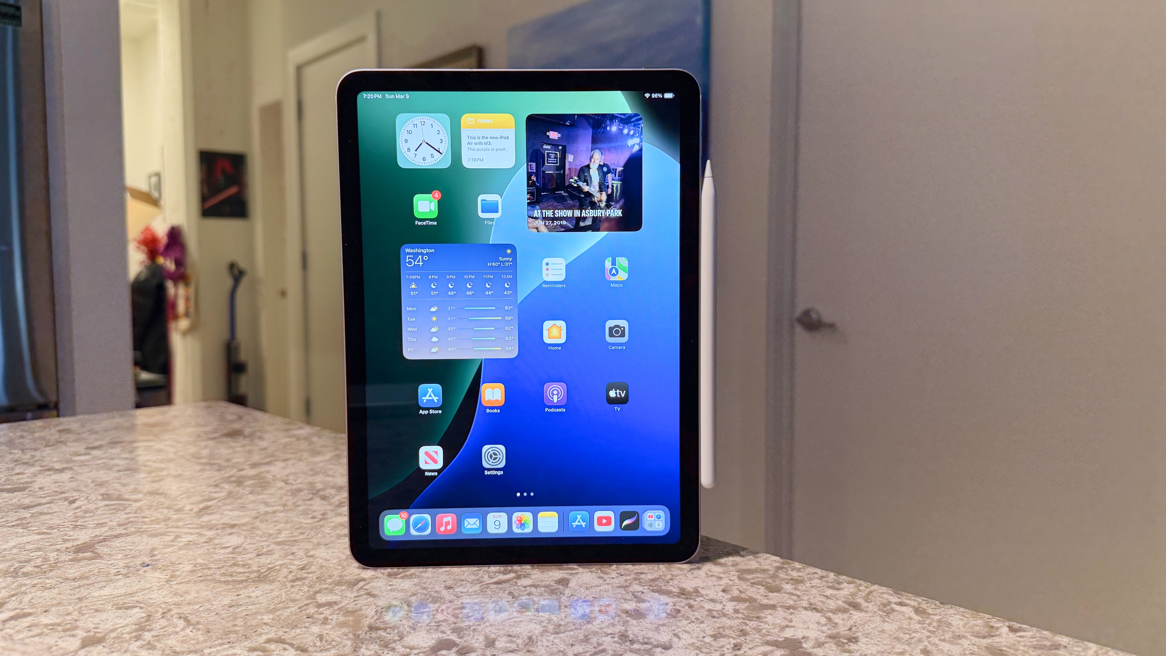 Планшет Apple iPad Air 2026. Отличить новый iPad Air от старого внешне будет очень сложно. Изображение: techradar.com. Планшет Apple iPad Air 2026. Отличить новый iPad Air от старого внешне будет очень сложно. Изображение: techradar.com. Фото.