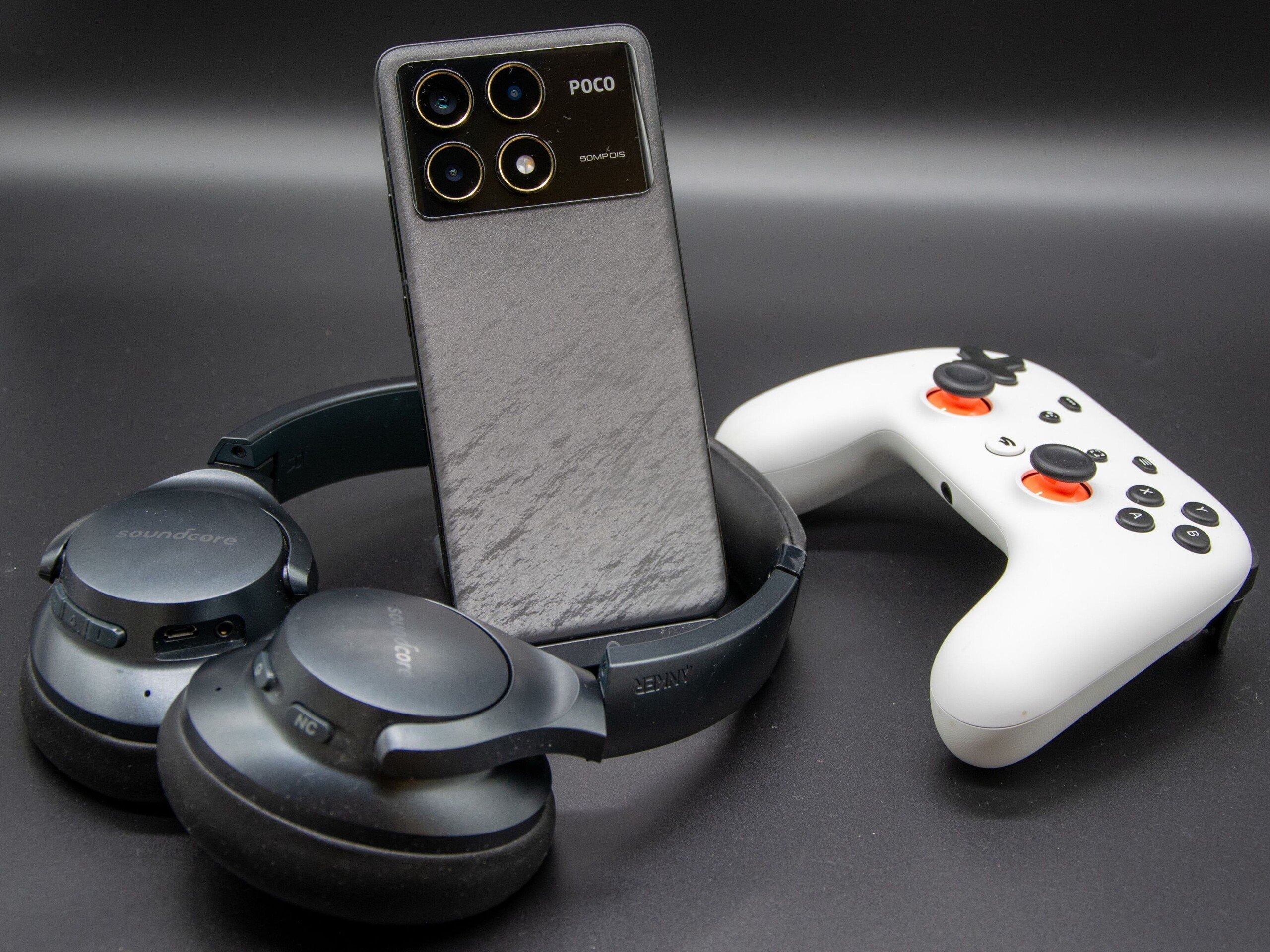 POCO F6 Pro — какой POCO лучше. В какой-то мере дизайн POCO F6 Pro напоминает iPhone 17 Pro. Изображение: notebookcheck-ru.com. Фото.