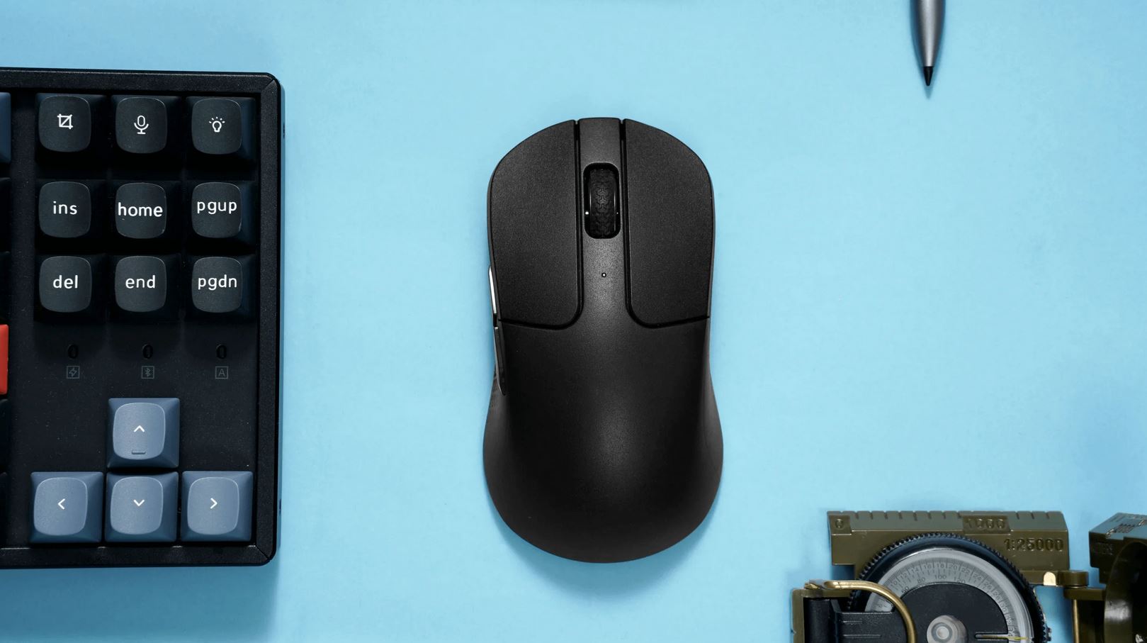 Компактная беспроводная мышь. Мышь с повышенной точностью и компактным дизайном — тоже со скидкой в честь 11.11. Фото.