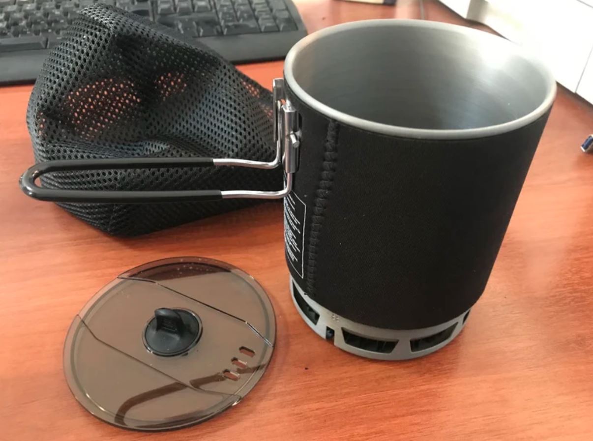 Недорогая походная кастрюля. Походные кастрюли стоят недешево, но на распродаже есть шанс сэкономить. Фото.