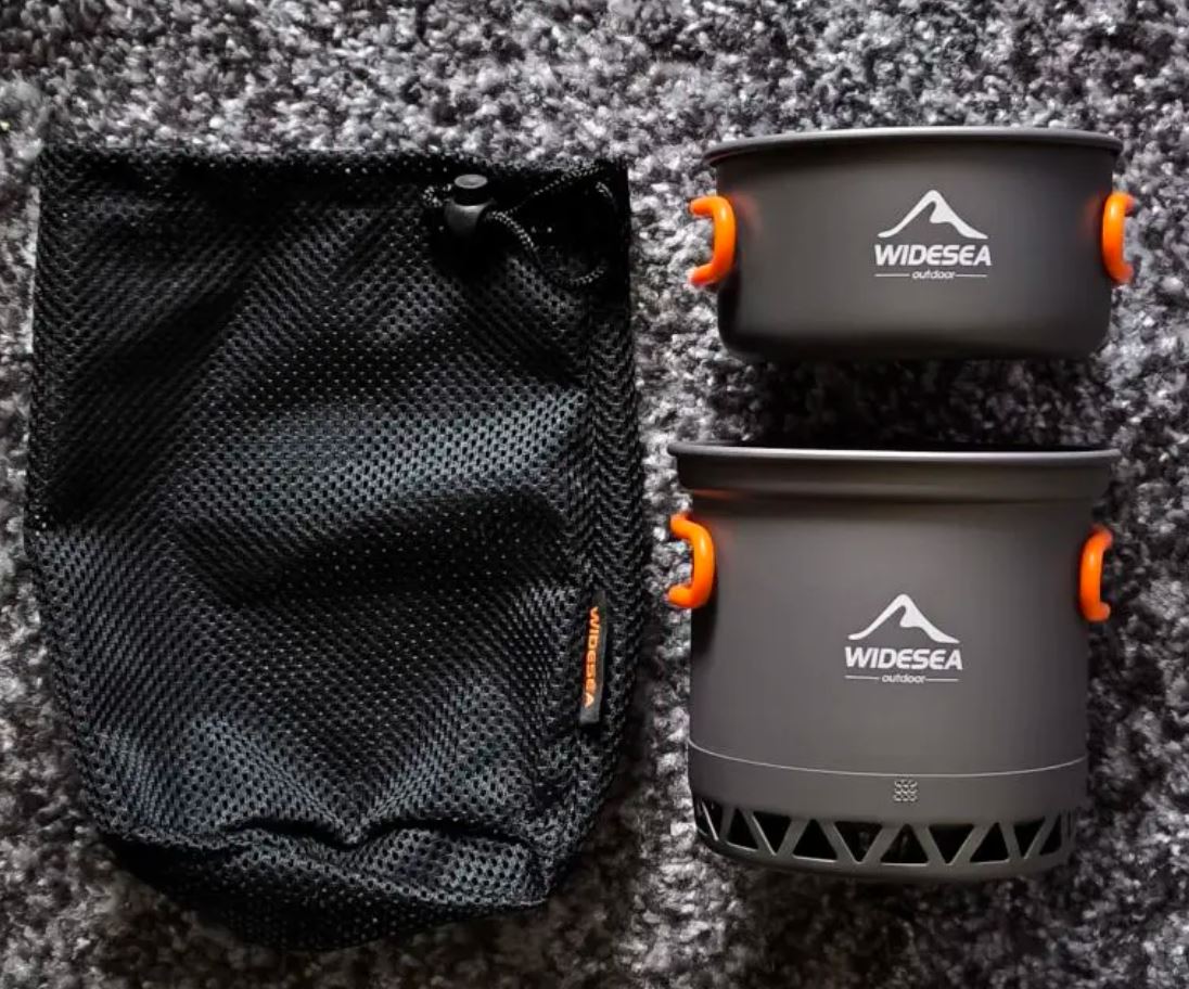 Набор походной посуды. Набор посуды для походов — отличное подспорье в длительных пеших прогулках. Фото.