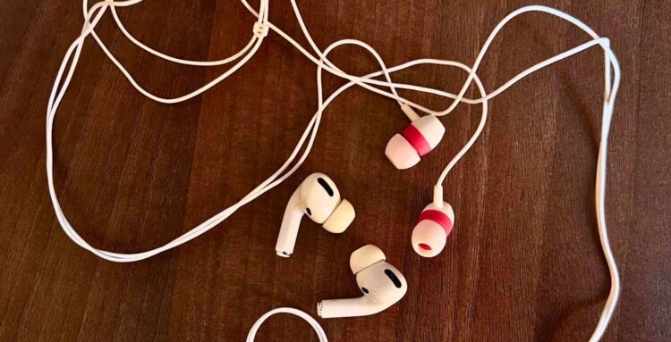Зумеры в России и по всему миру вернули EarPods в тренды. Проводные наушники в 2025 стали популярнее AirPods. Фото.