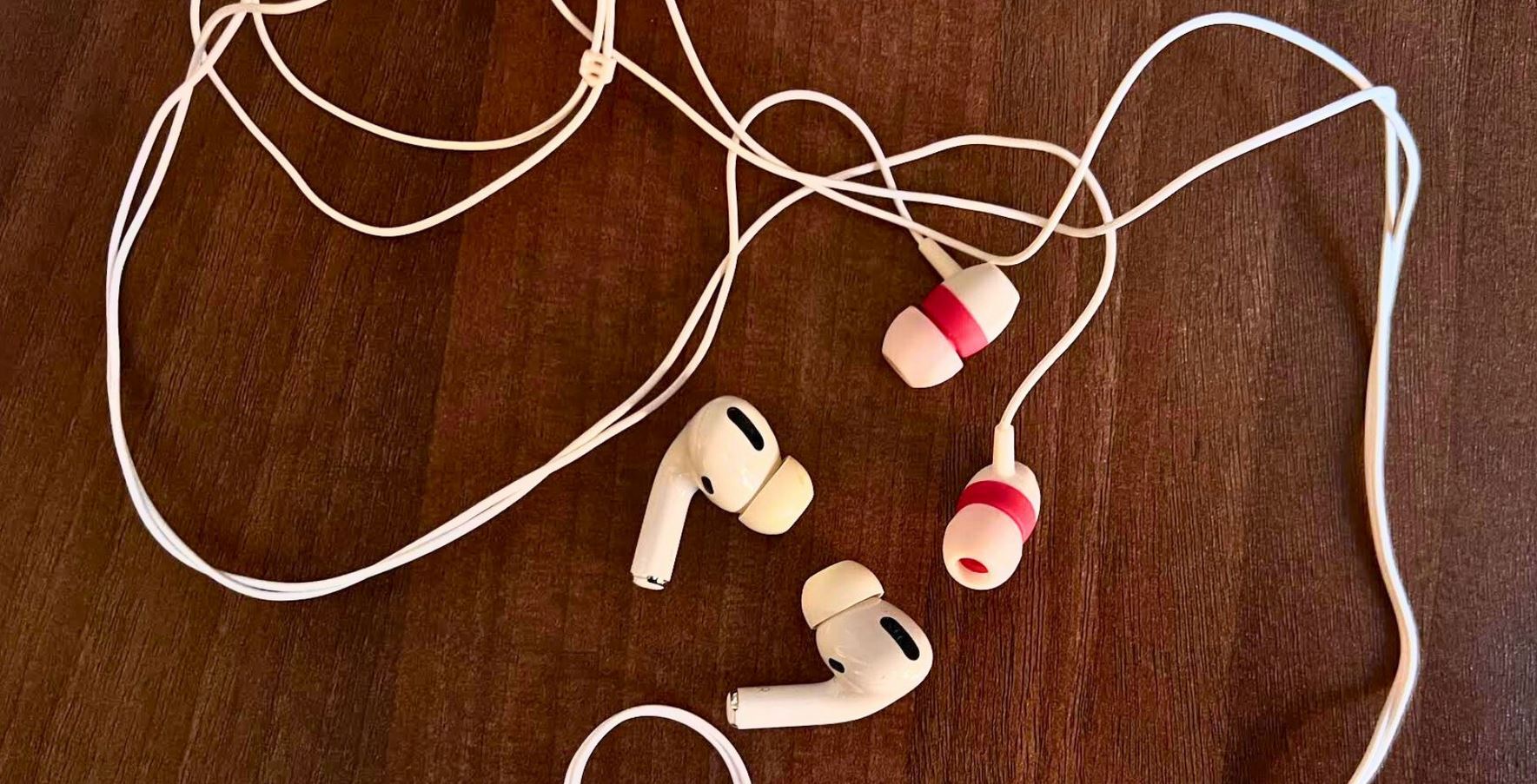 Зумеры в России и по всему миру вернули EarPods в тренды. Проводные наушники в 2025 стали популярнее AirPods