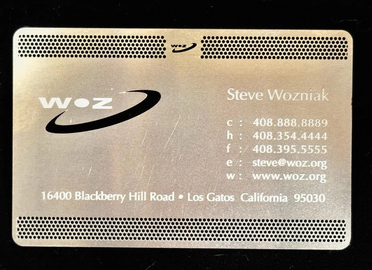 Визитка и нож для стейка в одном флаконе. Изображение: 9to5mac.com. Фото.