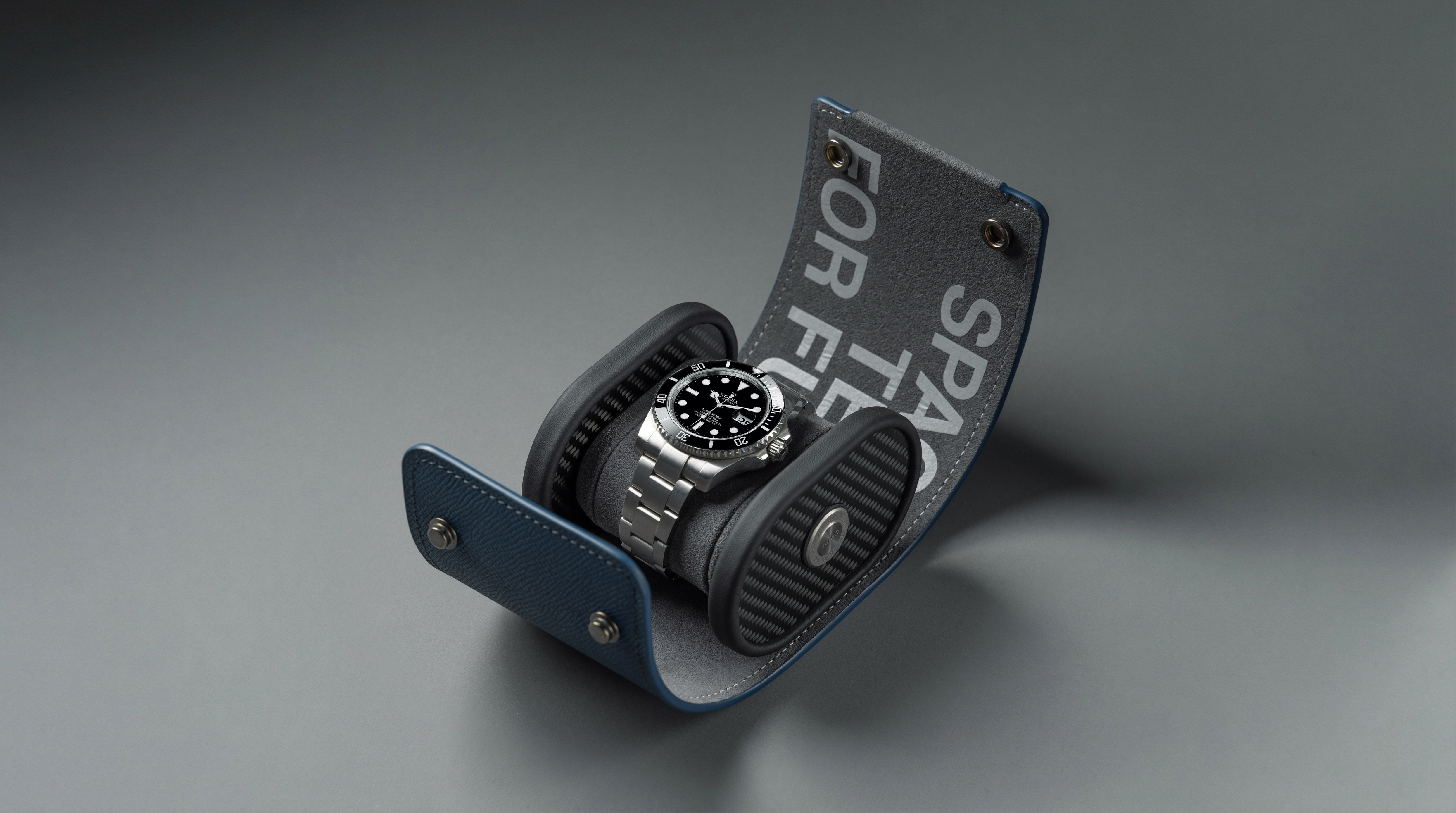 Премиальные кожаные аксессуары. Классный кейс для хранения и транспортировки часов. Фото.