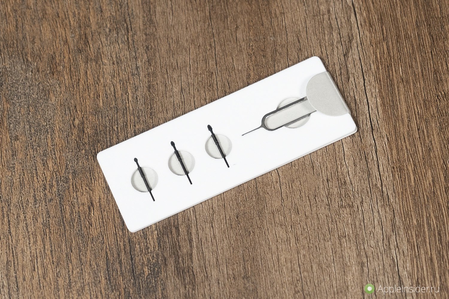 Планшет с E-Ink экраном. Запасные наконечники для стилуса в комплекте. Фото.