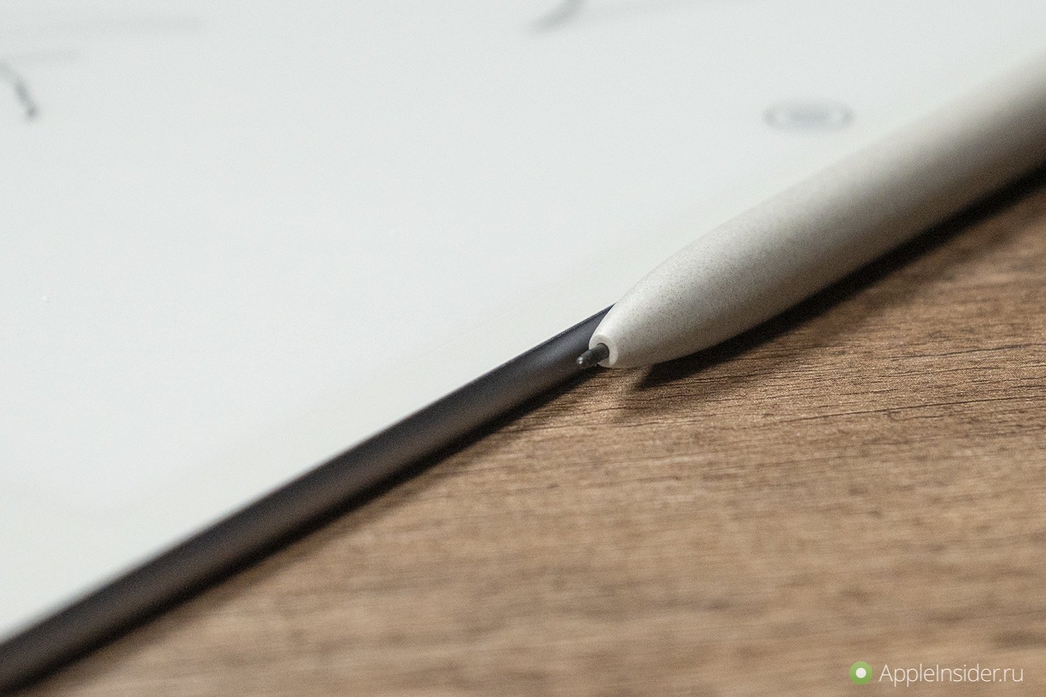 Сенсорный E-Ink экран с поддержкой стилуса. Стилус похож на обычный. Фото.