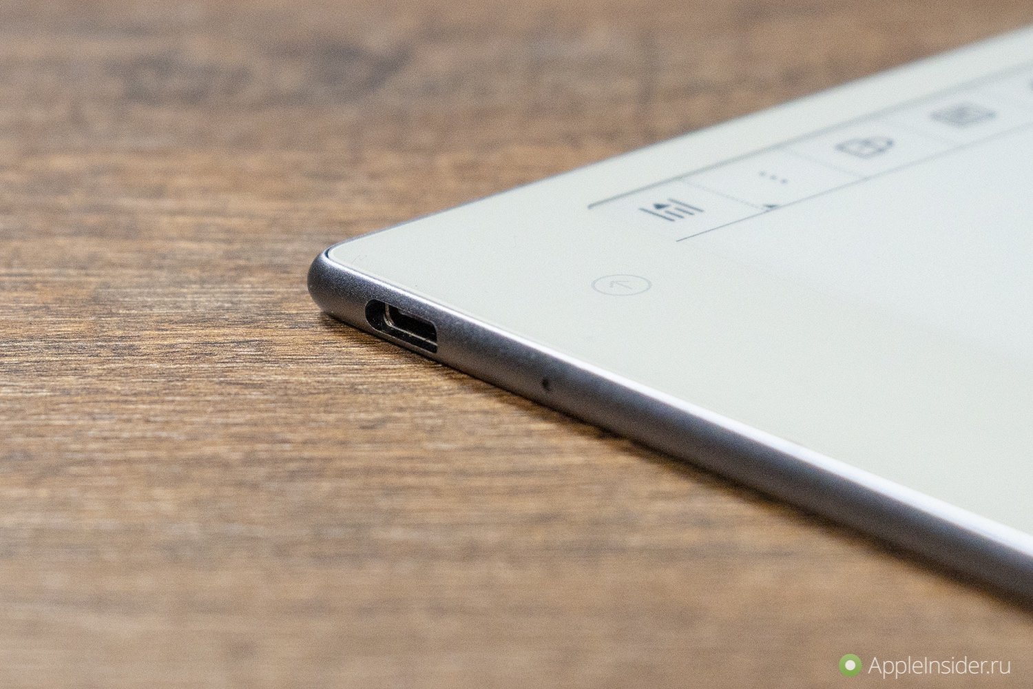 Дизайн и эргономика. Толщину наглядно можно понять по разъемы зарядки, которые занимает почти всю боковую грани. Дизайн и эргономика. Толщину наглядно можно понять по разъемы зарядки, которые занимает почти всю боковую грани. Фото.