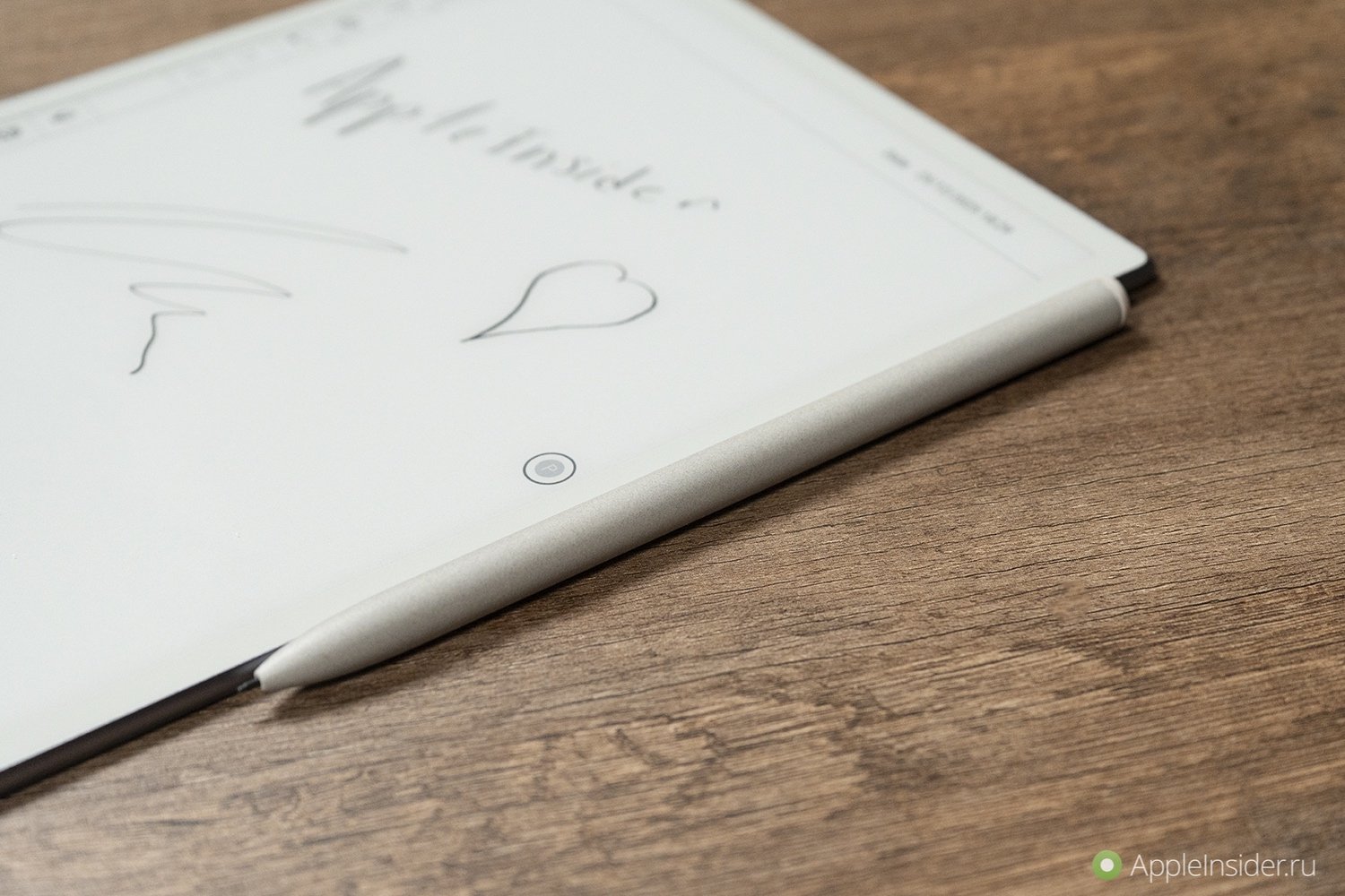 Сенсорный E-Ink экран с поддержкой стилуса. Стилус крепится на магнитах. Фото.