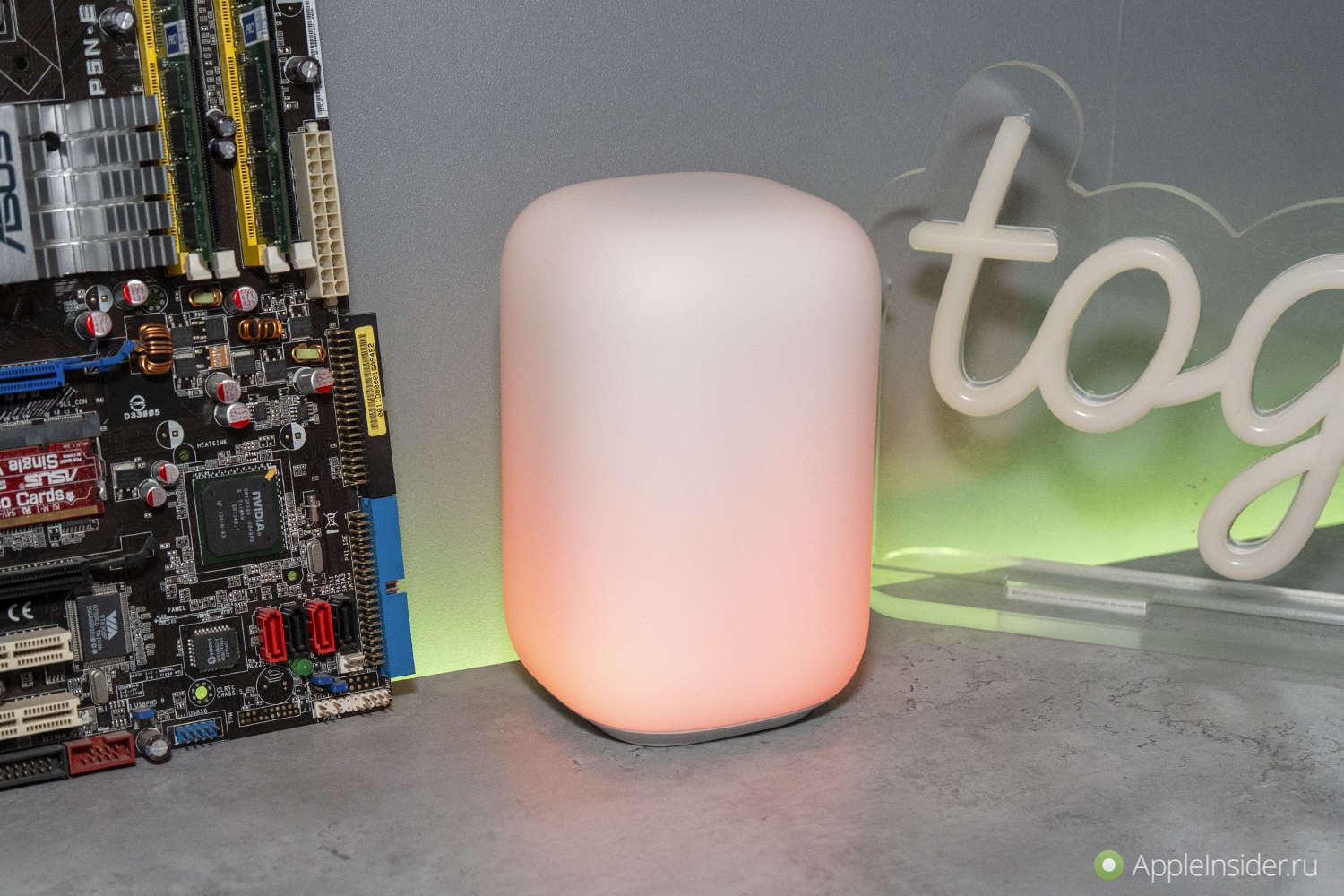 Интерьерная эмби-лампа Яндекс. Сверху находится сенсорная панель включения/выключения, но лучше делать это голосом. Фото.