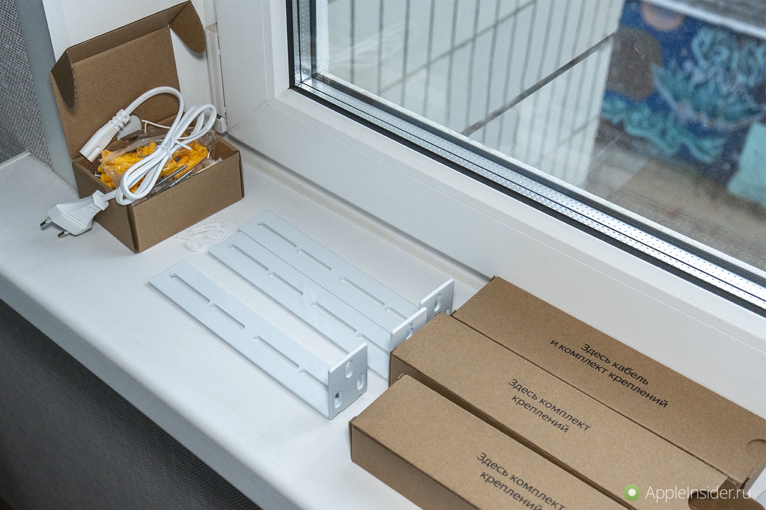 Умный карниз с управлением голосом. В комплекте все необходимое для установки. Можно крепить карниз и на стену, и на потолок. Фото.