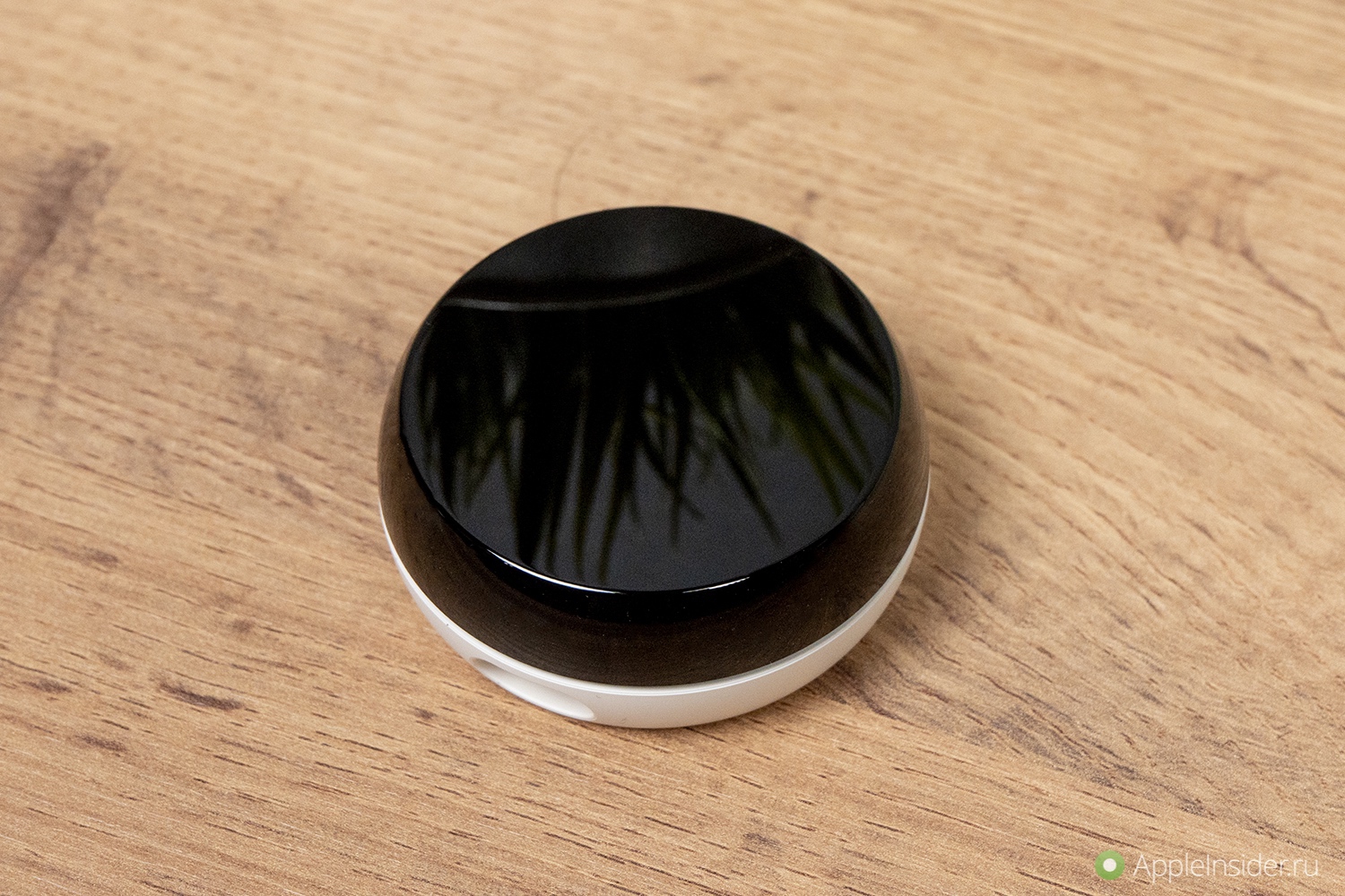 Умный пульт для управления всем домом. Диагональ пульта чуть больше пяти сантиметров. Фото.