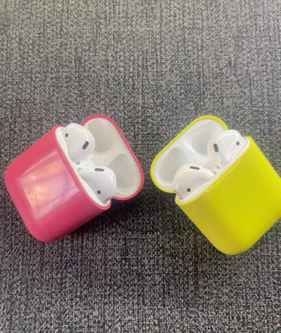 Таких AirPods вы еще не видели: почему Apple сделала, но не выпустила цветные беспроводные наушники. Окрашивалась только наружная часть кейса. Внутрянка и сами наушники оставались белыми. Изображение: x.com. Фото.