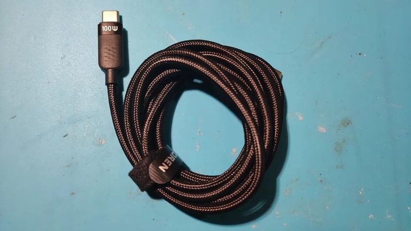 Провод для зарядки айфона. Провод крепкий и надежный. Фото.