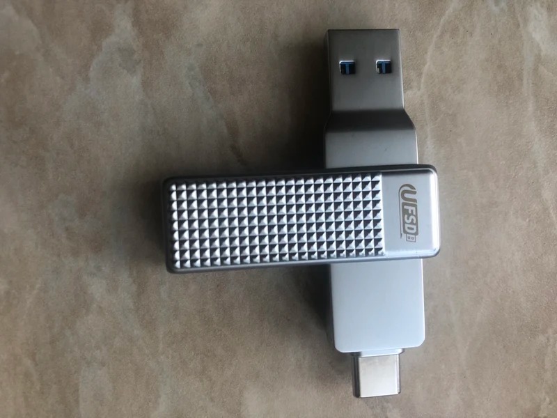 Флешка с USB-C. У флешки два штекера для удобства. Фото.
