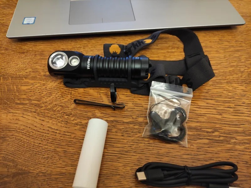 Налобный аккумуляторный фонарь. Снимаете ремешок, и у вас обычный фонарь. Фото.