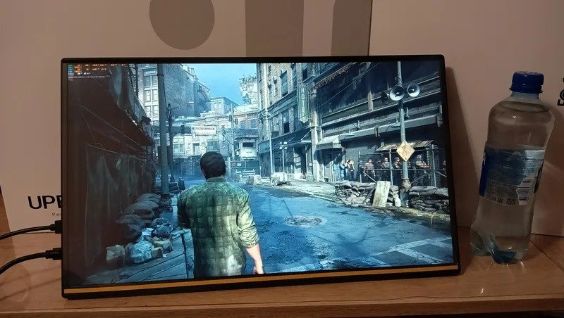 Портативный монитор. Такой можно взять с собой куда-нибудь. Фото.