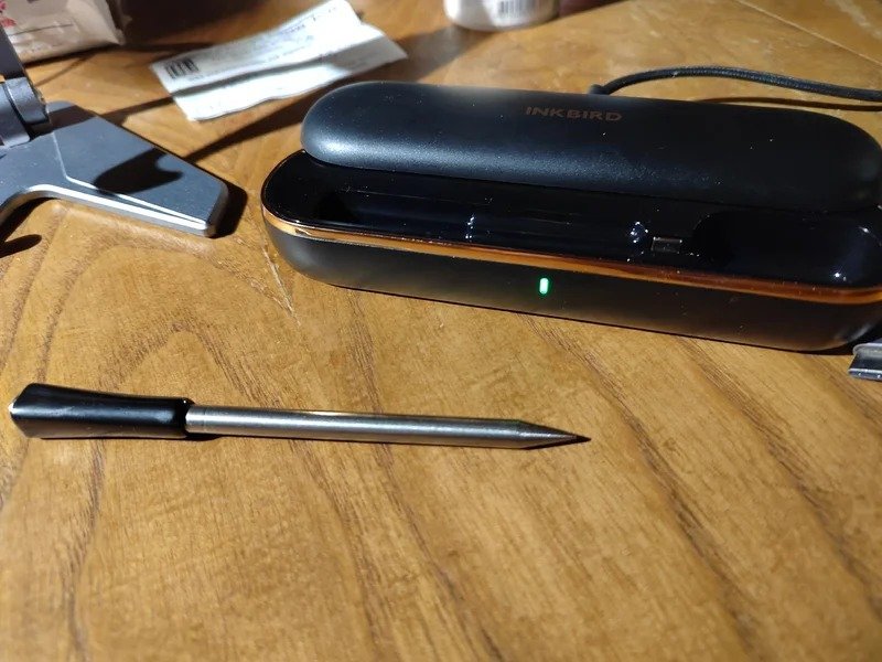 Термометр для мяса. Подключается к смартфону и выводит на него всю информацию. Фото.