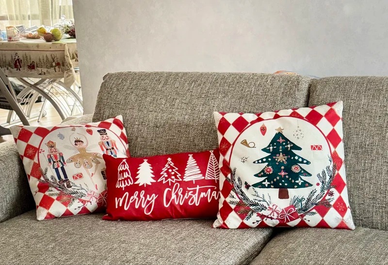 Декоративные новогодние наволочки. Наволочки есть разные. Фото.