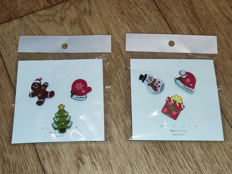 Новогодние значки. Такие можно и подарить кому-нибудь. Фото.