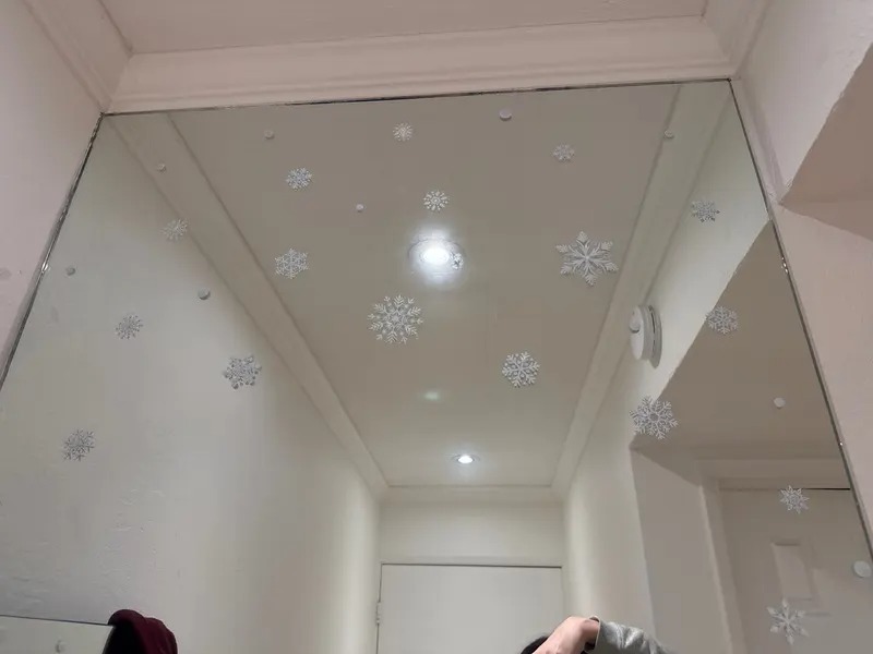 Новогодние наклейки на окна. Можно клеить еще и на зеркала. Фото.