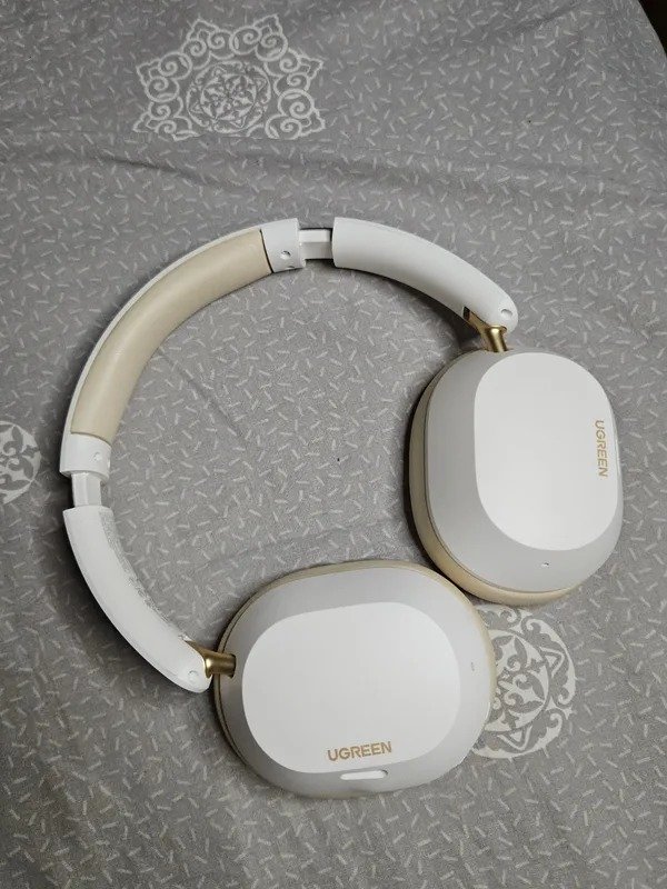 Полноразмерные беспроводные наушники. В белом цвете выглядят наушники стильно. Полноразмерные беспроводные наушники. В белом цвете выглядят наушники стильно. Фото.