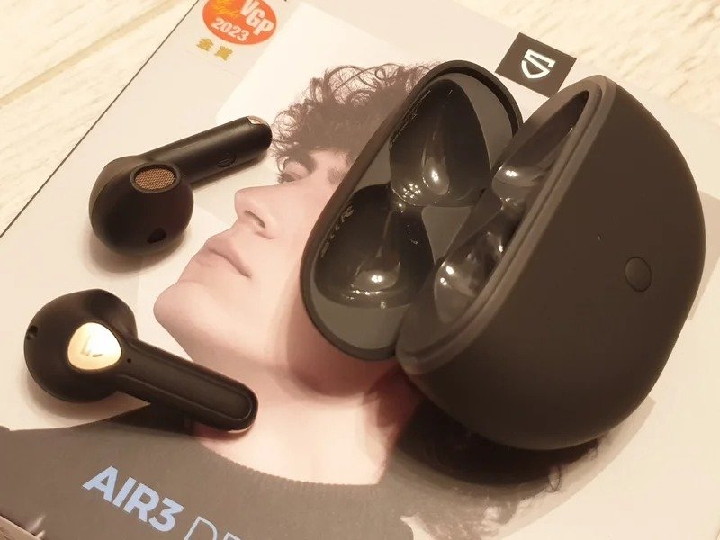 Недорогие беспроводные наушники. Простые вкладыши с неплохим звуком. Недорогие беспроводные наушники. Простые вкладыши с неплохим звуком. Фото.