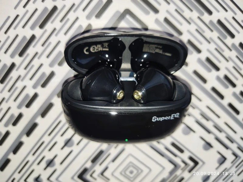 Наушники с шумоподавлением. Шумодав здесь несильный, но есть. Наушники с шумоподавлением. Шумодав здесь несильный, но есть. Фото.