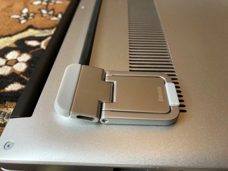 Ножки для ноутбука. Такие ножки позволят еще и установить удобный угол наклона для печати текста. Ножки для ноутбука. Такие ножки позволят еще и установить удобный угол наклона для печати текста. Фото.