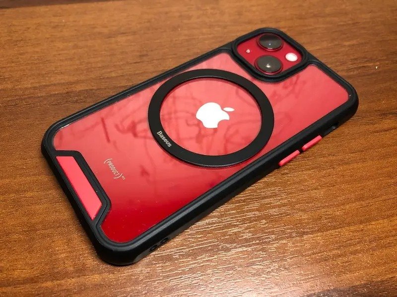 Магнитное кольцо MagSafe. Кольцо можно приклеить к чехлу, и фиксация зарядки и держателей будет лучше. Магнитное кольцо MagSafe. Кольцо можно приклеить к чехлу, и фиксация зарядки и держателей будет лучше. Фото.