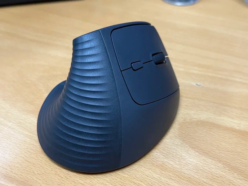 Вертикальная беспроводная мышь. Удобная вещь для тех, кто много времени проводит за компьютером. Вертикальная беспроводная мышь. Удобная вещь для тех, кто много времени проводит за компьютером. Фото.