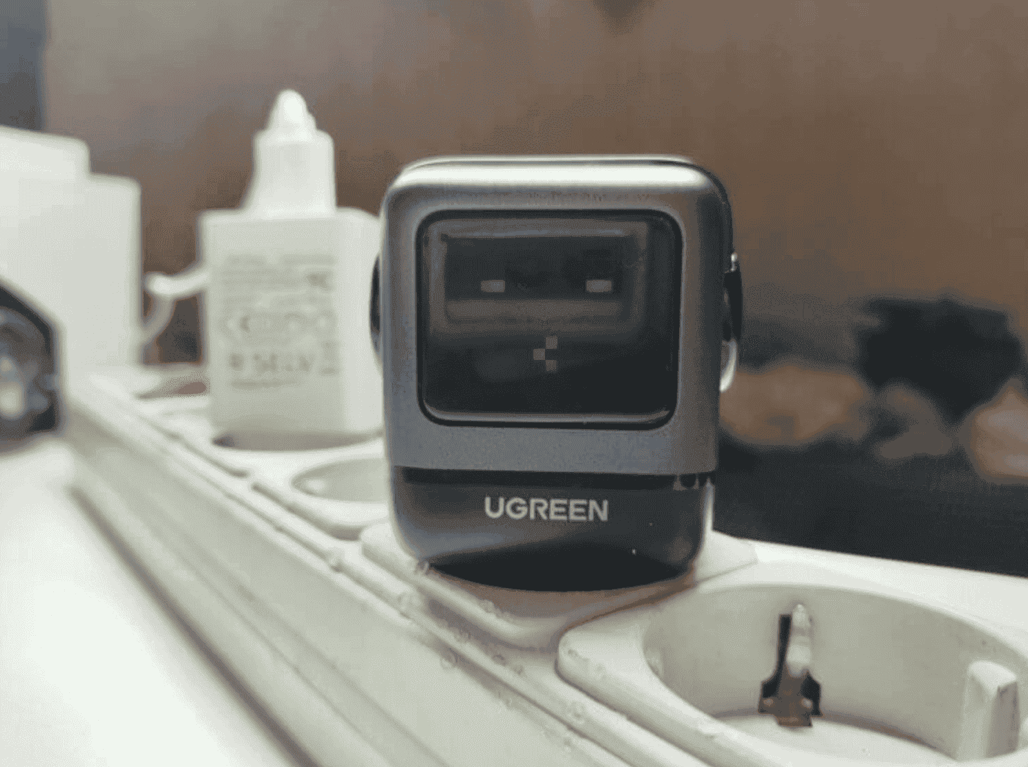 Мощная зарядка для всего. Зарядка порадует вас прикольными мордочками на дисплее. Мощная зарядка для всего. Зарядка порадует вас прикольными мордочками на дисплее. Фото.