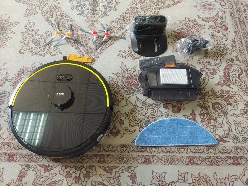 Робот-пылесос с влажной уборкой. В комплекте с роботом идет все необходимое. Робот-пылесос с влажной уборкой. В комплекте с роботом идет все необходимое. Фото.