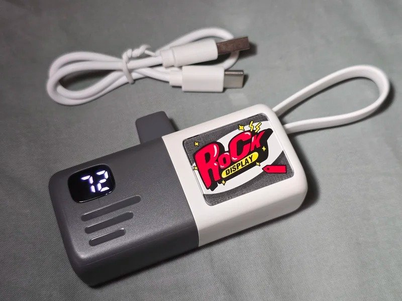 Внешний аккумулятор на 5000 мАч. Повербанк можно купить в жёлтом цвете. Фото.